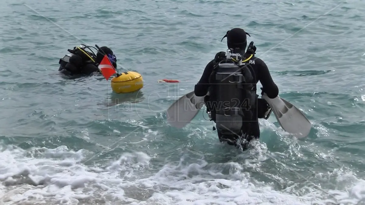 Strage migranti, il corpicino di un’altra bimba avvistato e recuperato: è la 74esima vittima