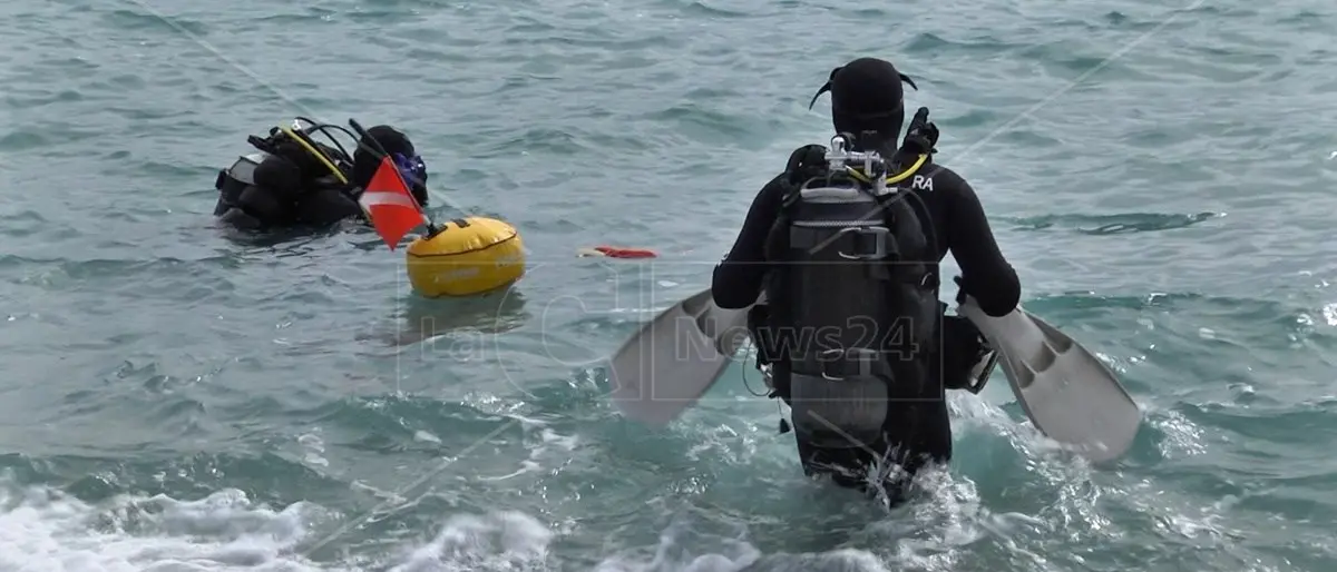 Strage migranti, il corpicino di un’altra bimba avvistato e recuperato: è la 74esima vittima