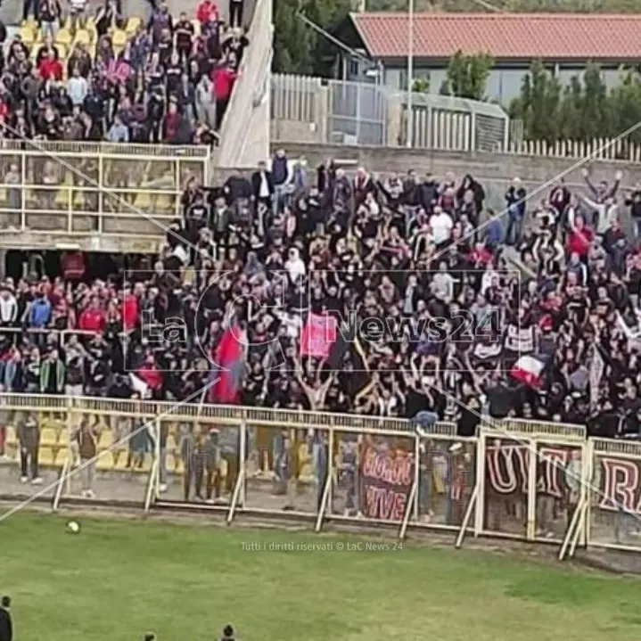Daspo a 9 tifosi del Crotone per i fatti che si sono verificati nel derby d‘andata contro il Catanzaro