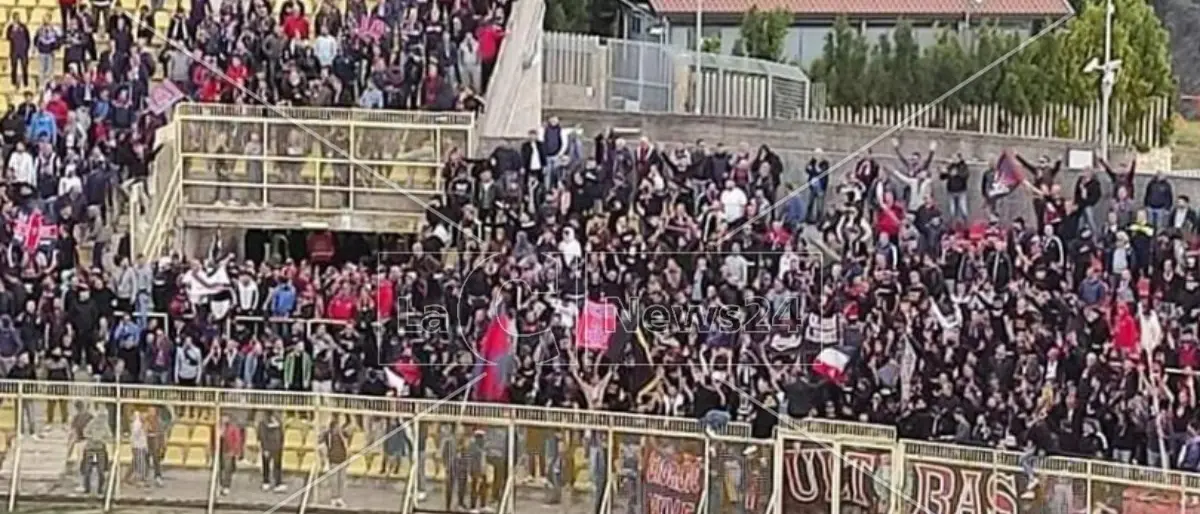 Daspo a 9 tifosi del Crotone per i fatti che si sono verificati nel derby d‘andata contro il Catanzaro