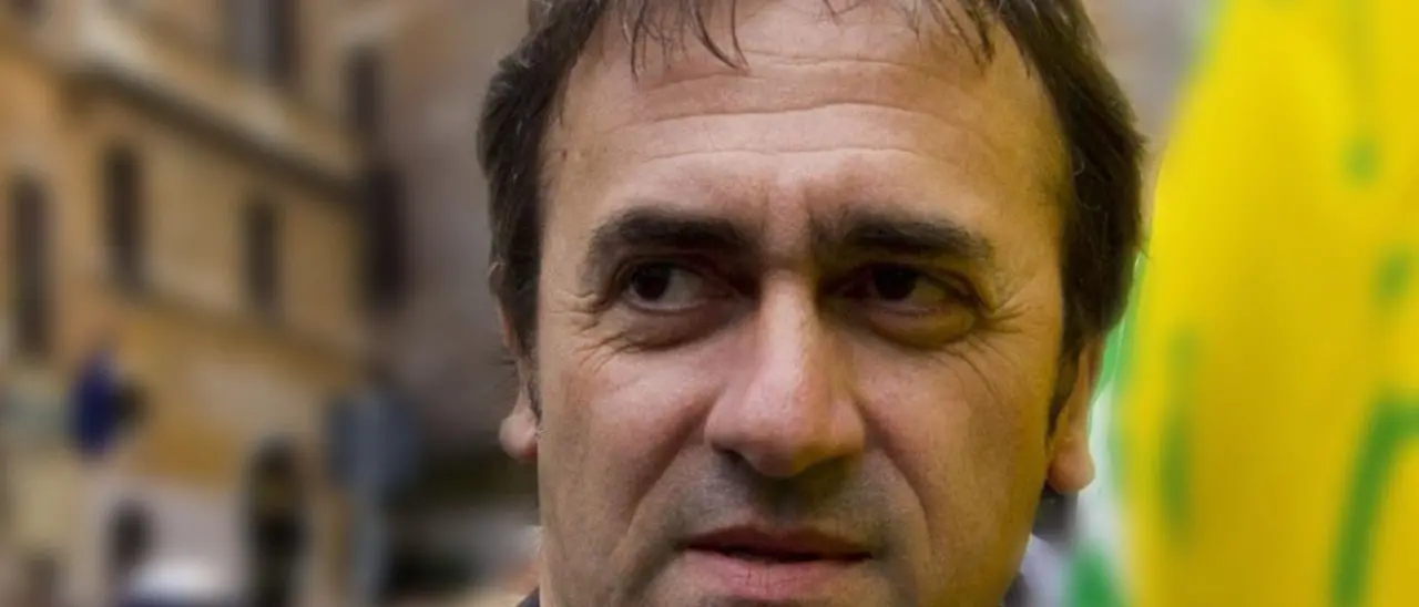 Il convoglio Napoli-Cosenza si rompe, passeggeri costretti al trasbordo. Bonelli (Verdi): «Ma Salvini pensa al Ponte»