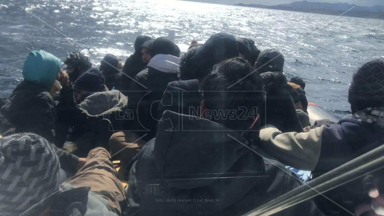 Alarm Phone: «500 migranti da 24 ore sono al largo della Calabria». Soccorsi dalla Guardia costiera