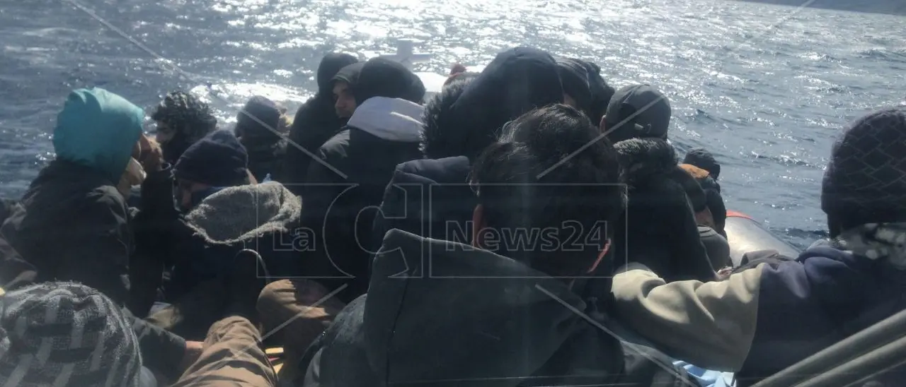 Alarm Phone: «500 migranti da 24 ore sono al largo della Calabria». Soccorsi dalla Guardia costiera
