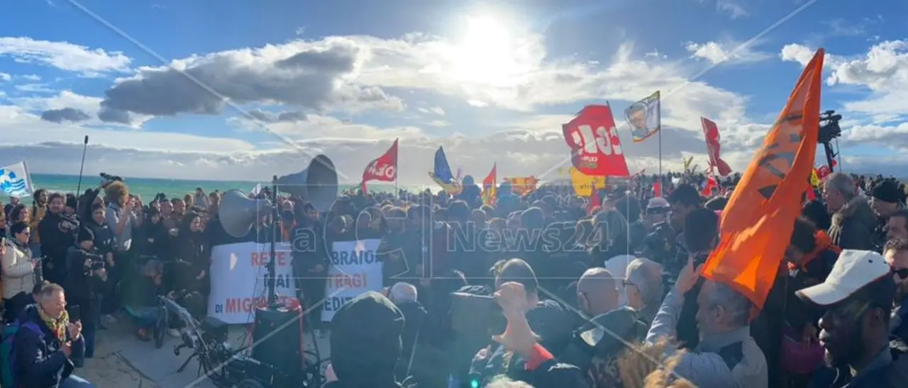 A Cutro in migliaia per dire Basta alle stragi in mare, fiori e preghiere sulla spiaggia del naufragio