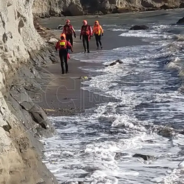 Strage senza fine: il mare restituisce i corpi di un’altra bimba e di un uomo, salgono a 76 le vittime