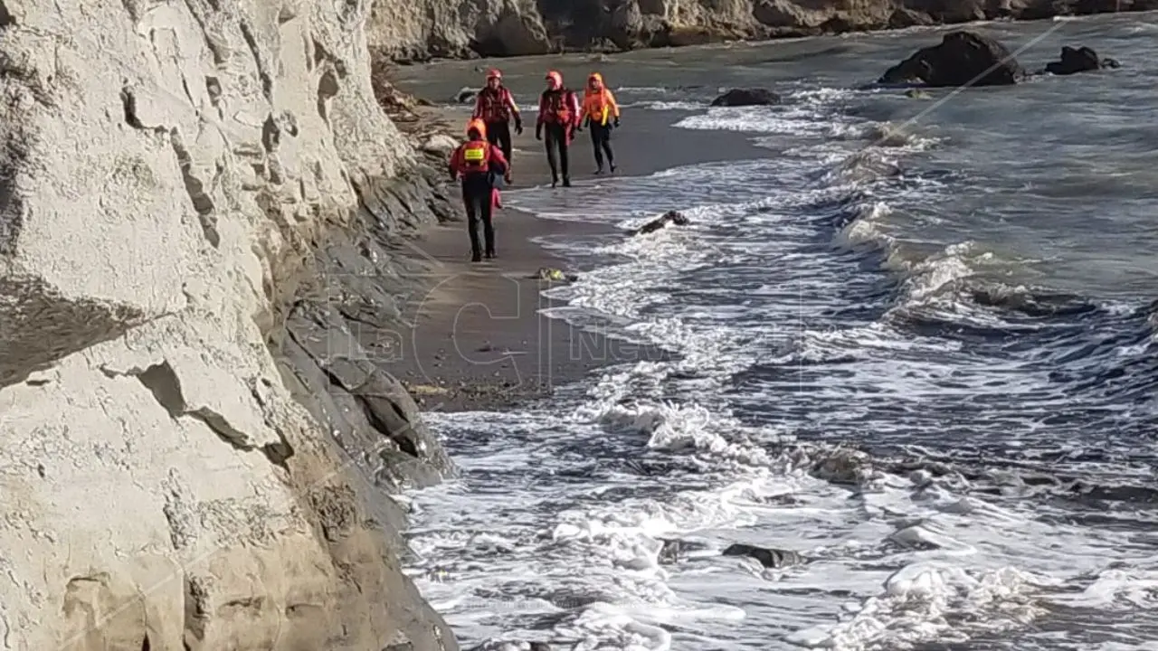 Strage senza fine: il mare restituisce i corpi di un’altra bimba e di un uomo, salgono a 76 le vittime