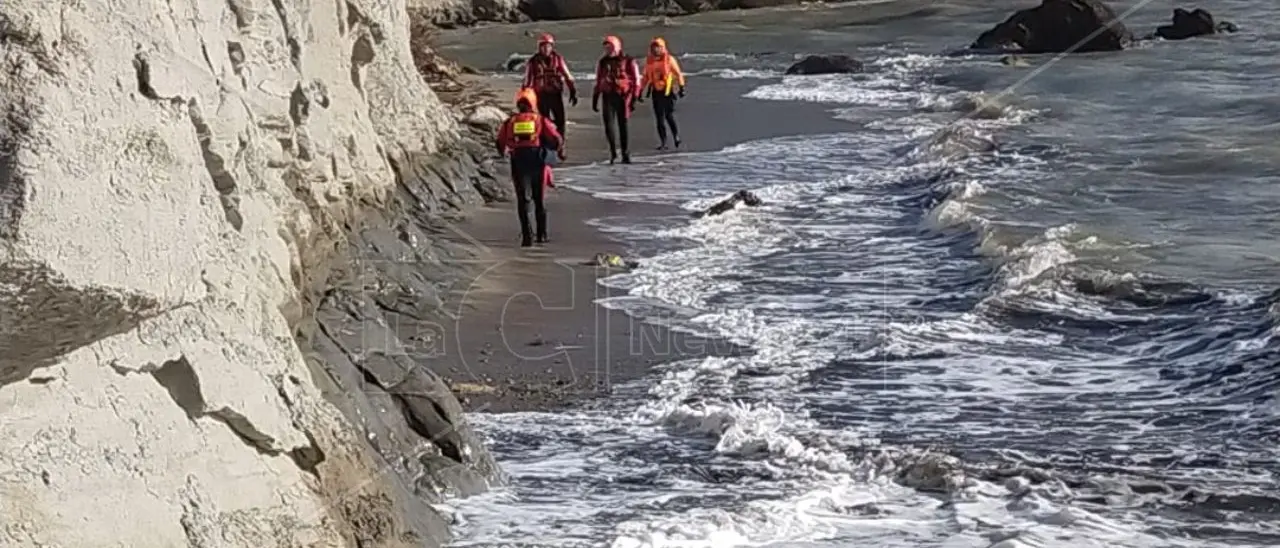 Strage senza fine: il mare restituisce i corpi di un’altra bimba e di un uomo, salgono a 76 le vittime
