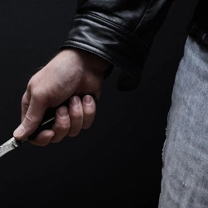 Giovane accoltellato nella notte a Cosenza, ricoverato in prognosi riservata