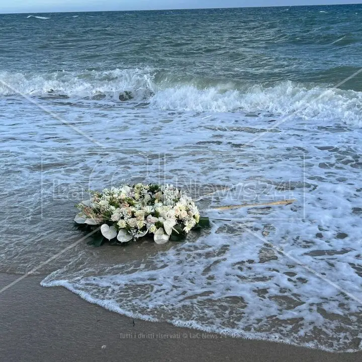 Alla marcia di Cutro c’è l’Italia stanca di vedere le spiagge trasformate in cimiteri: «Basta stragi»