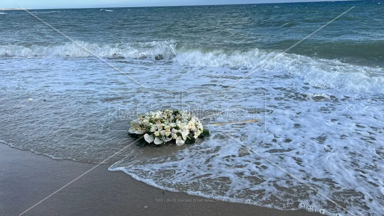 Alla marcia di Cutro c’è l’Italia stanca di vedere le spiagge trasformate in cimiteri: «Basta stragi»