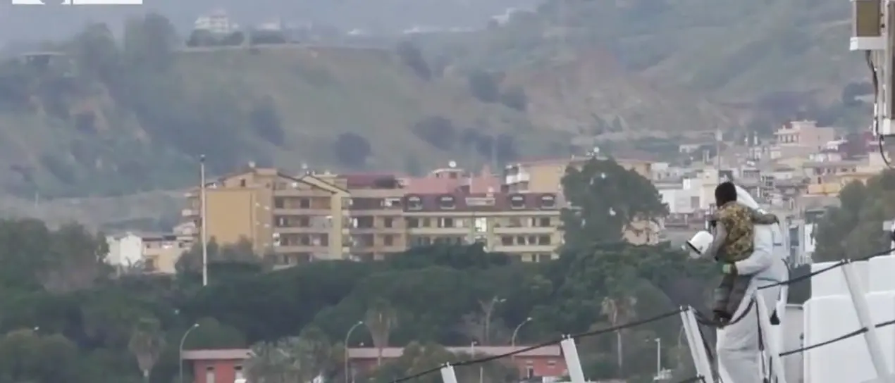 A Reggio Calabria concluso lo sbarco di 584 migranti: nel gruppo decine di bambini e donne incinte