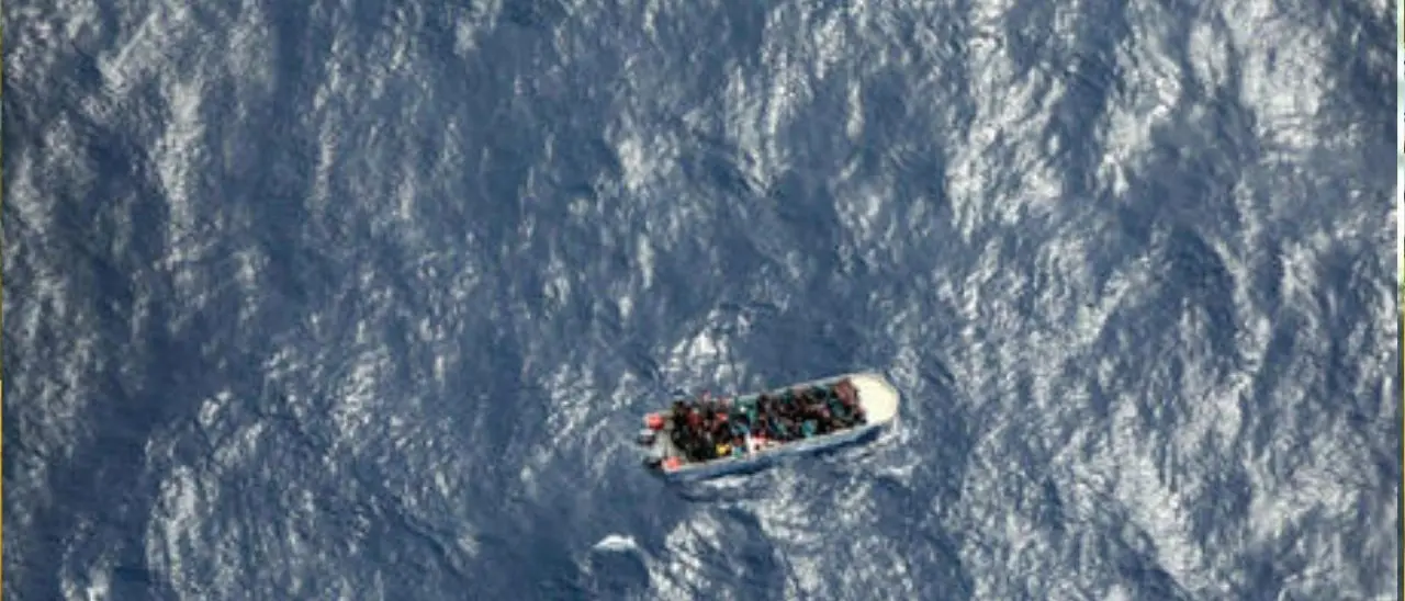 Alarm Phone: «Diversi morti sul gommone alla deriva al largo della Libia. L’Italia l’ha lasciati morire»