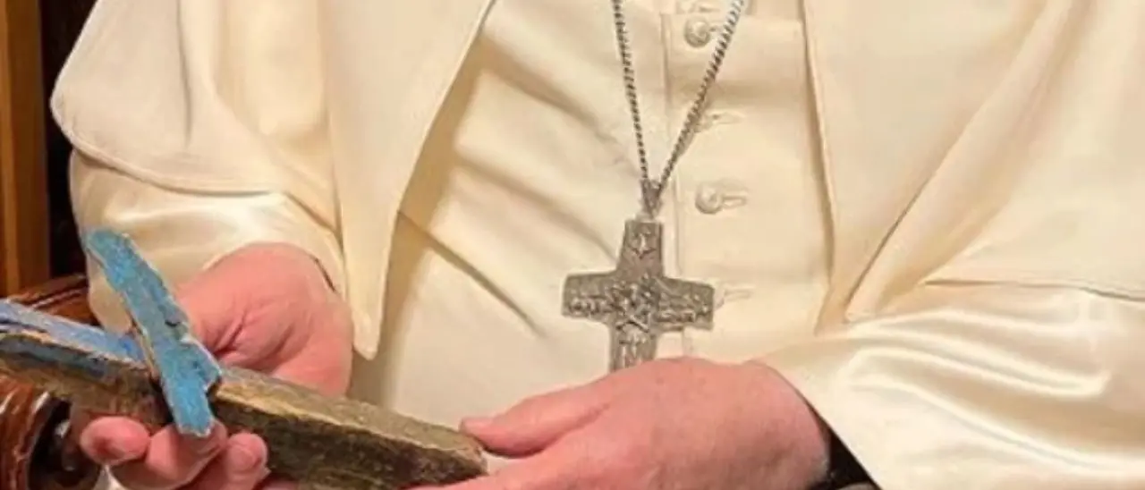 Strage migranti, regalata al Papa una croce fatta con il legno del barcone di Cutro