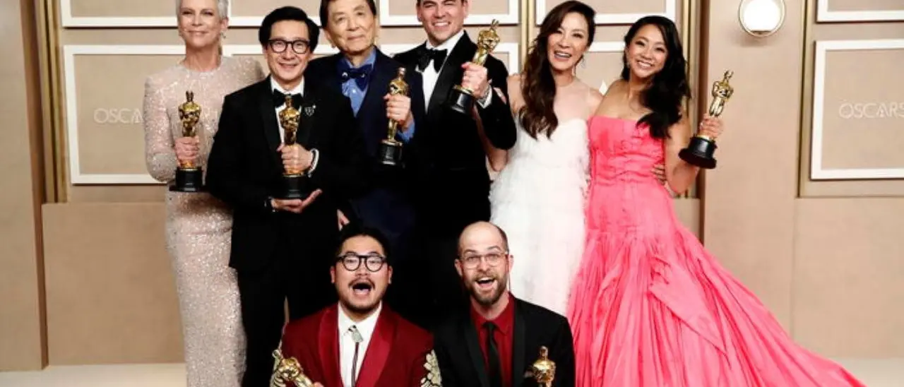 Oscar 2023, trionfa “Everything everywhere all at once”: conquistate 7 statuette. Fraser miglior attore