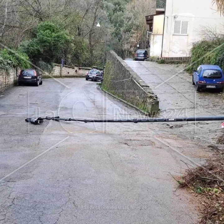Cosenza, le raffiche di vento hanno raggiunto 114 kmh. Il meteorologo: «È il downburst»