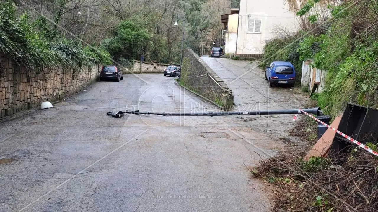 Cosenza, le raffiche di vento hanno raggiunto 114 kmh. Il meteorologo: «È il downburst»