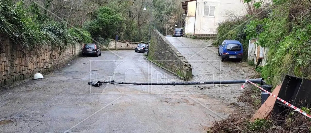Cosenza, le raffiche di vento hanno raggiunto 114 kmh. Il meteorologo: «È il downburst»
