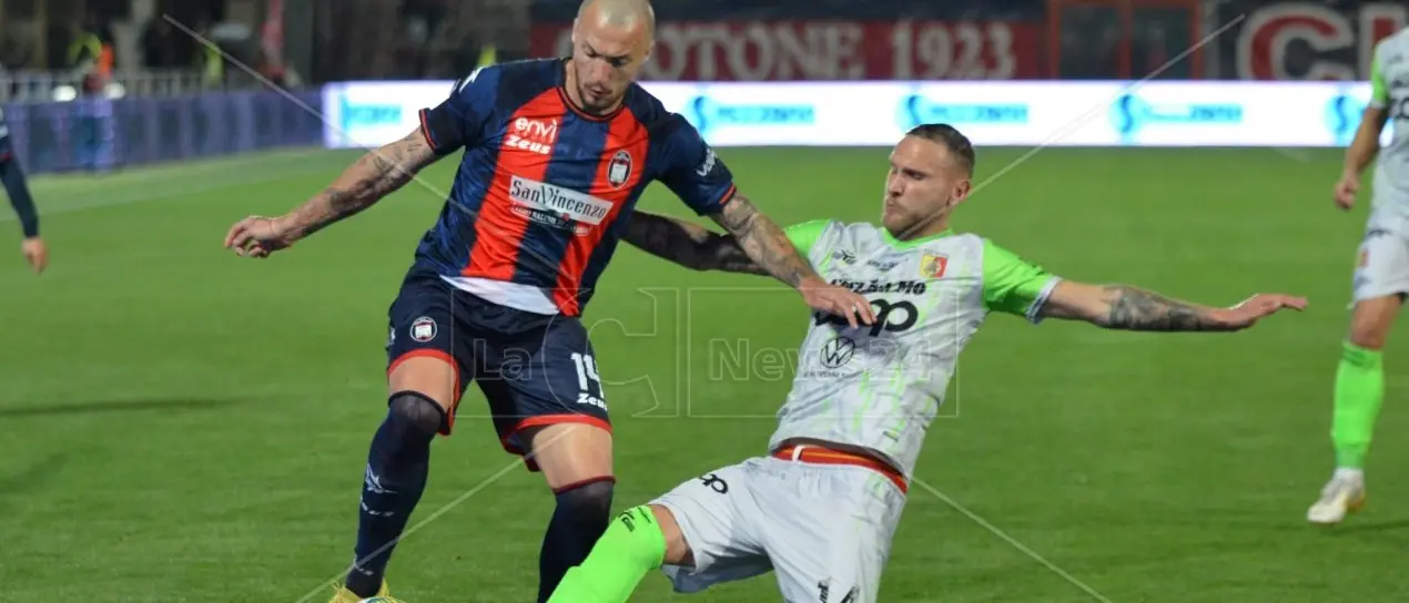 Crotone-Catanzaro, un derby pieno di emozioni termina in pareggio: finale 1 a 1