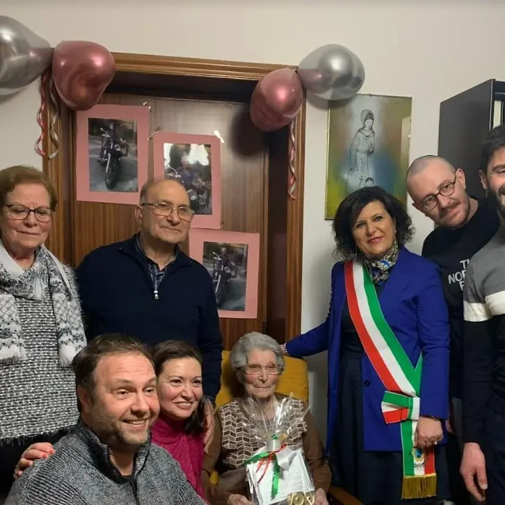 Laino Borgo in festa per i 100 anni di zia Rosina, il sindaco Russo: «Un esempio per i giovani»