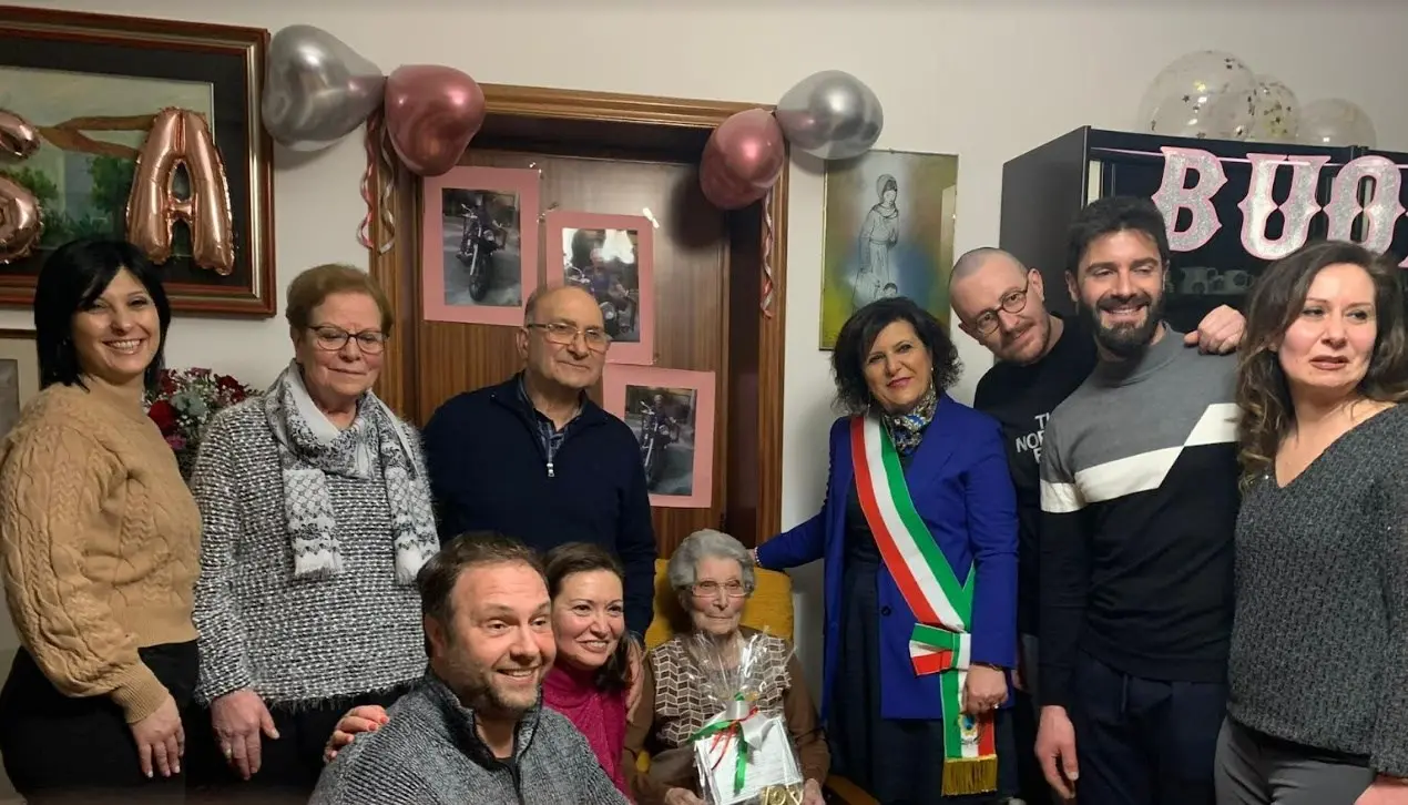 Laino Borgo in festa per i 100 anni di zia Rosina, il sindaco Russo: «Un esempio per i giovani»