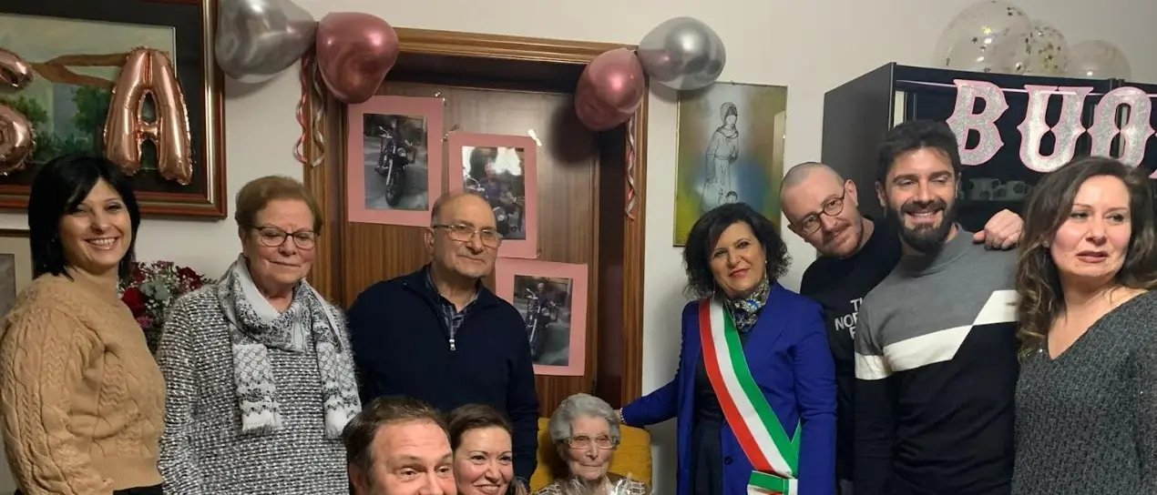 Laino Borgo in festa per i 100 anni di zia Rosina, il sindaco Russo: «Un esempio per i giovani»