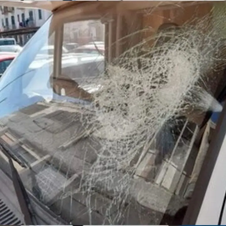 Crotone, danneggiato il camper di “On The Road” che distribuisce pasti ai senzatetto