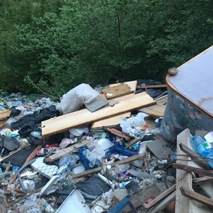 Corigliano Rossano, sequestrata discarica abusiva grande quanto un campo di calcio: 7mila metri quadri di rifiuti