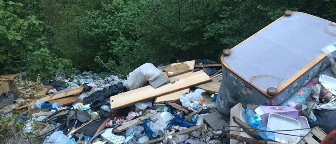 Corigliano Rossano, sequestrata discarica abusiva grande quanto un campo di calcio: 7mila metri quadri di rifiuti