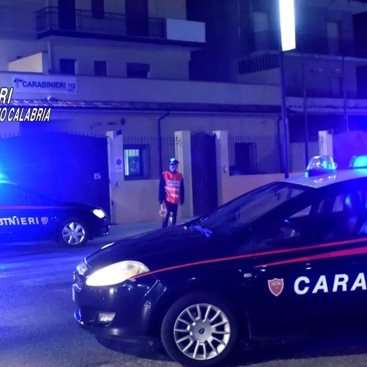 Perseguita l’ex moglie e diffonde online video a sfondo sessuale, denunciato 48enne nel Reggino