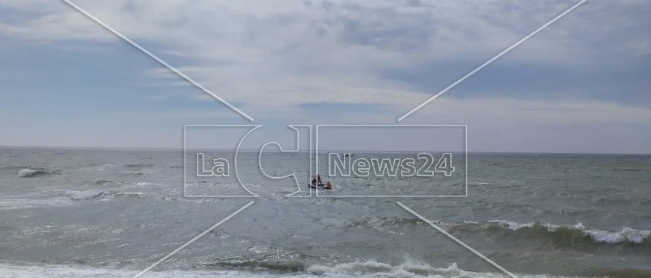 Strage di migranti a Cutro, recuperati i corpi di tre uomini e un bimbo: il numero delle vittime sale a 85