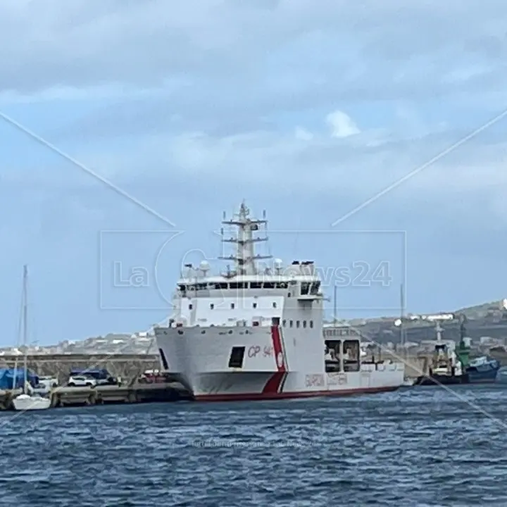 Reggio, arrivati al porto 589 migranti a bordo della nave della Guardia costiera Diciotti