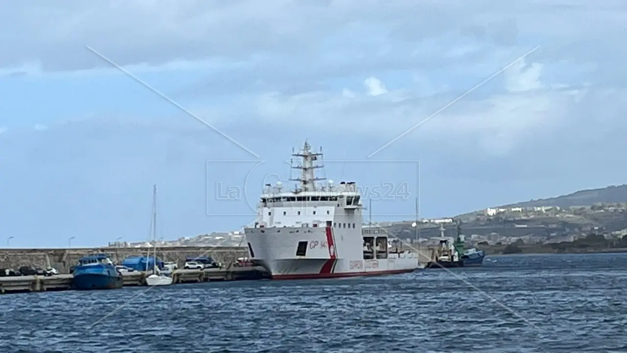 Reggio, arrivati al porto 589 migranti a bordo della nave della Guardia costiera Diciotti