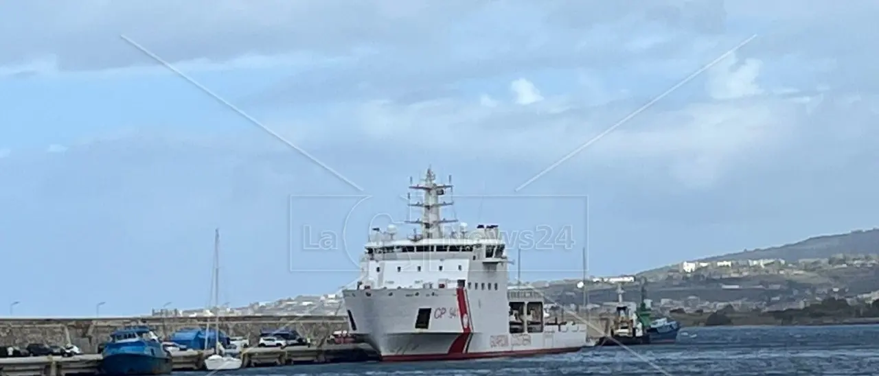 Reggio, arrivati al porto 589 migranti a bordo della nave della Guardia costiera Diciotti