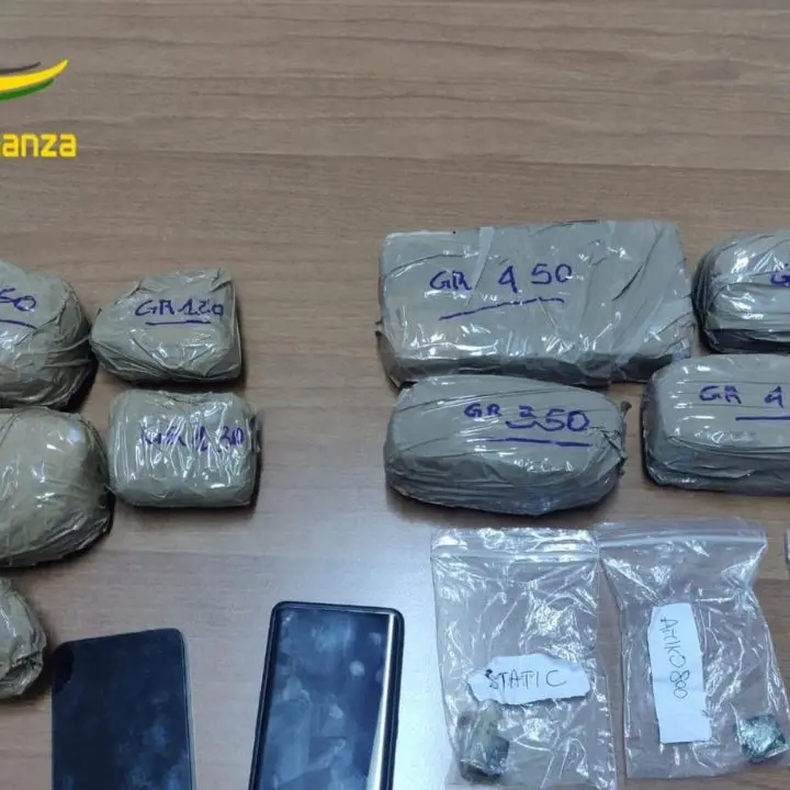 In auto con 3 chili di eroina sulla statale 106, arrestate due persone a Roseto Capo Spulico