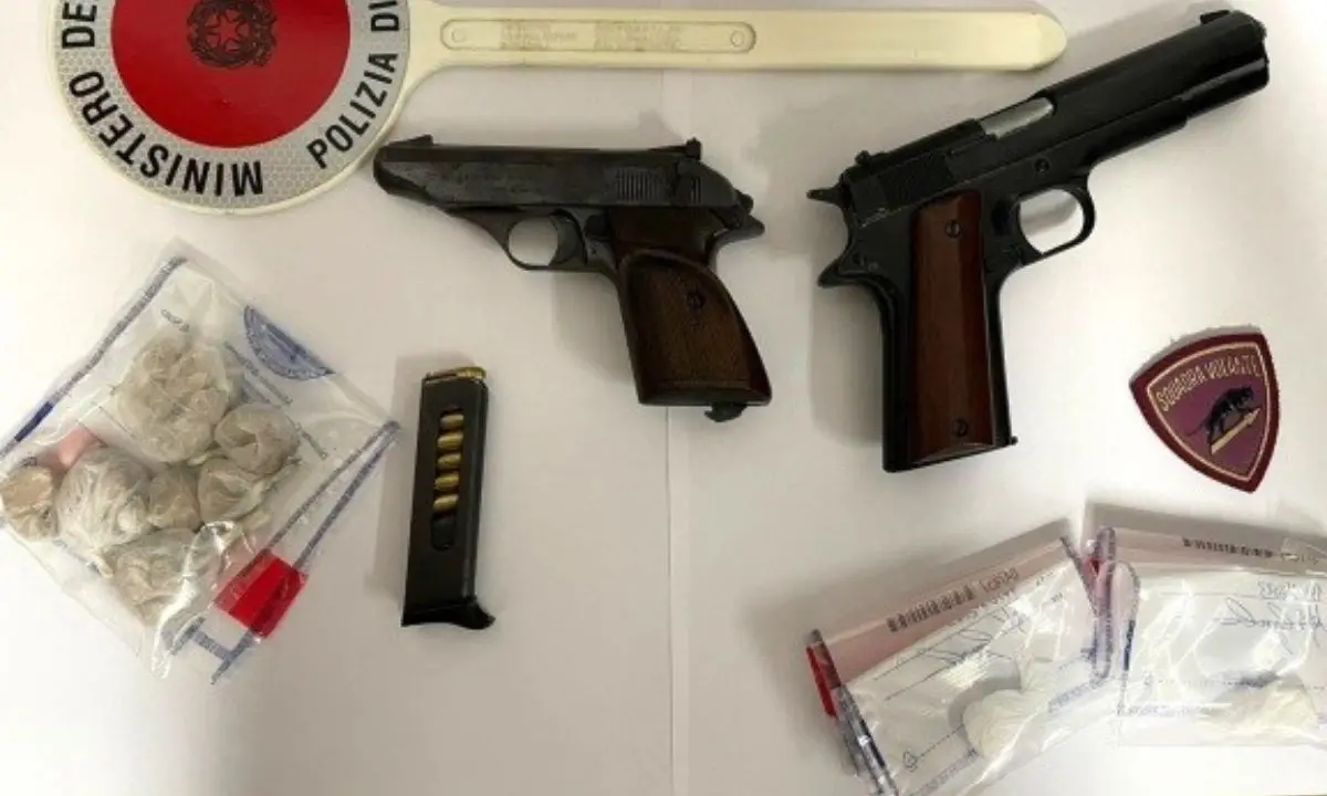 Crotone, rinvenuti in un sacco interrato una pistola con matricola abrasa e 38 grammi di eroina