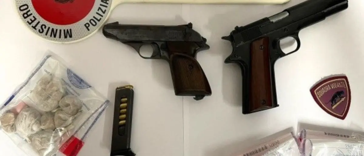 Crotone, rinvenuti in un sacco interrato una pistola con matricola abrasa e 38 grammi di eroina