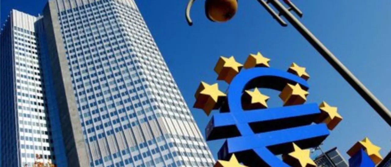 Crisi finanziaria, la Bce sceglie il male minore: aumenta i tassi di mezzo punto per evitare nuovo panico sui mercati