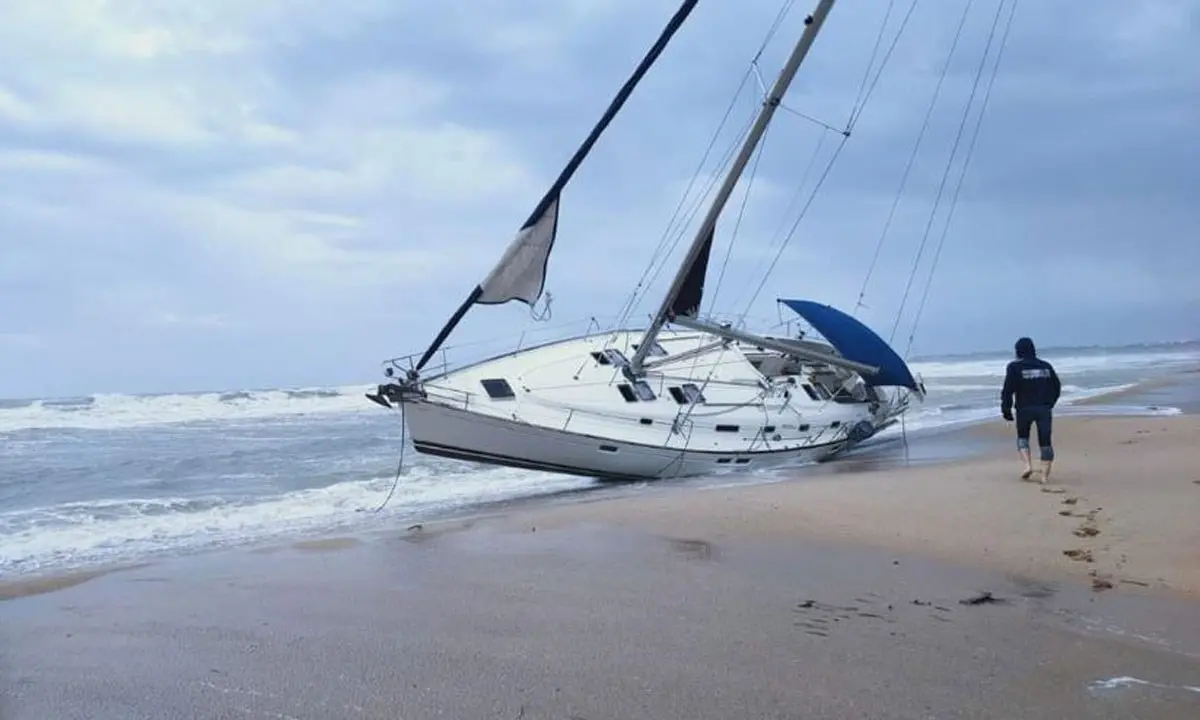 Migranti, veliero utilizzato per trasporto di profughi incendiato sulla spiaggia di Caulonia Marina