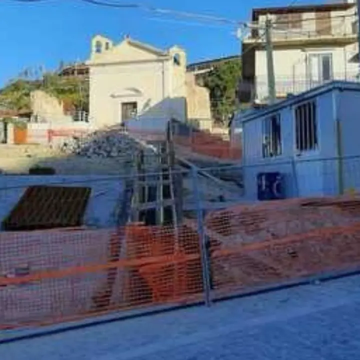 Roccella Jonica, incendio doloso danneggia un cantiere edile. Il sindaco: «Episodio ignobile»