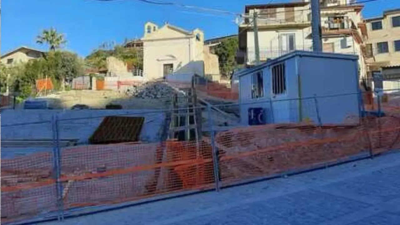 Roccella Jonica, incendio doloso danneggia un cantiere edile. Il sindaco: «Episodio ignobile»