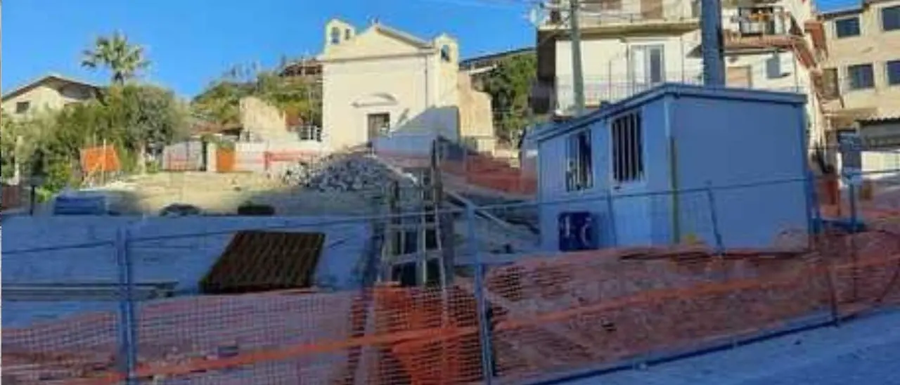 Roccella Jonica, incendio doloso danneggia un cantiere edile. Il sindaco: «Episodio ignobile»