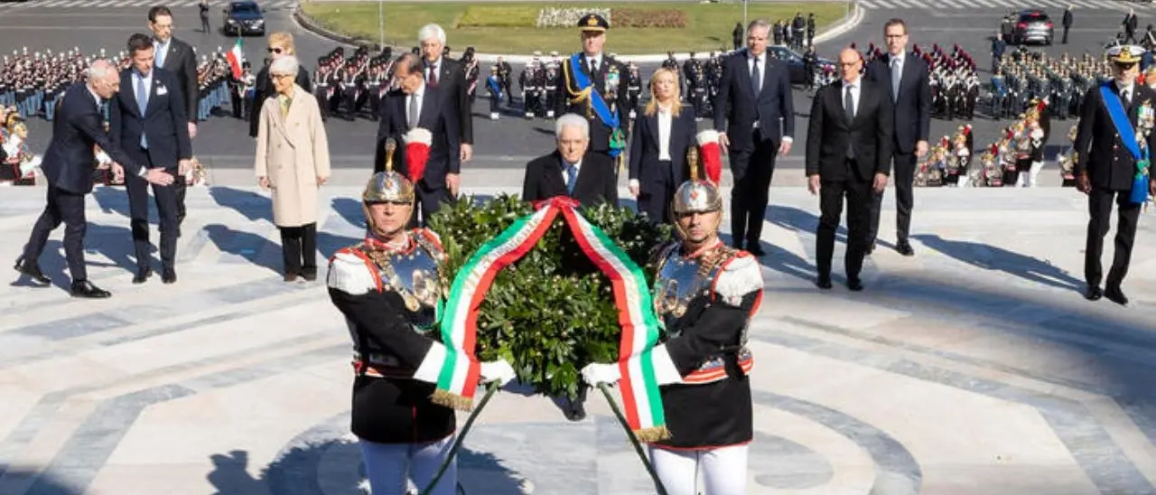Giornata dell’Unità nazionale, Mattarella: «Stringiamoci alla Costituzione per fronteggiare le sfide che abbiamo davanti»