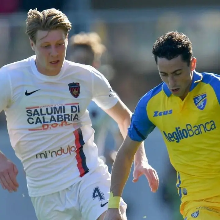 Serie B, il Cosenza batte la capolista Frosinone all’ultimo secondo con un gol di Brescianini