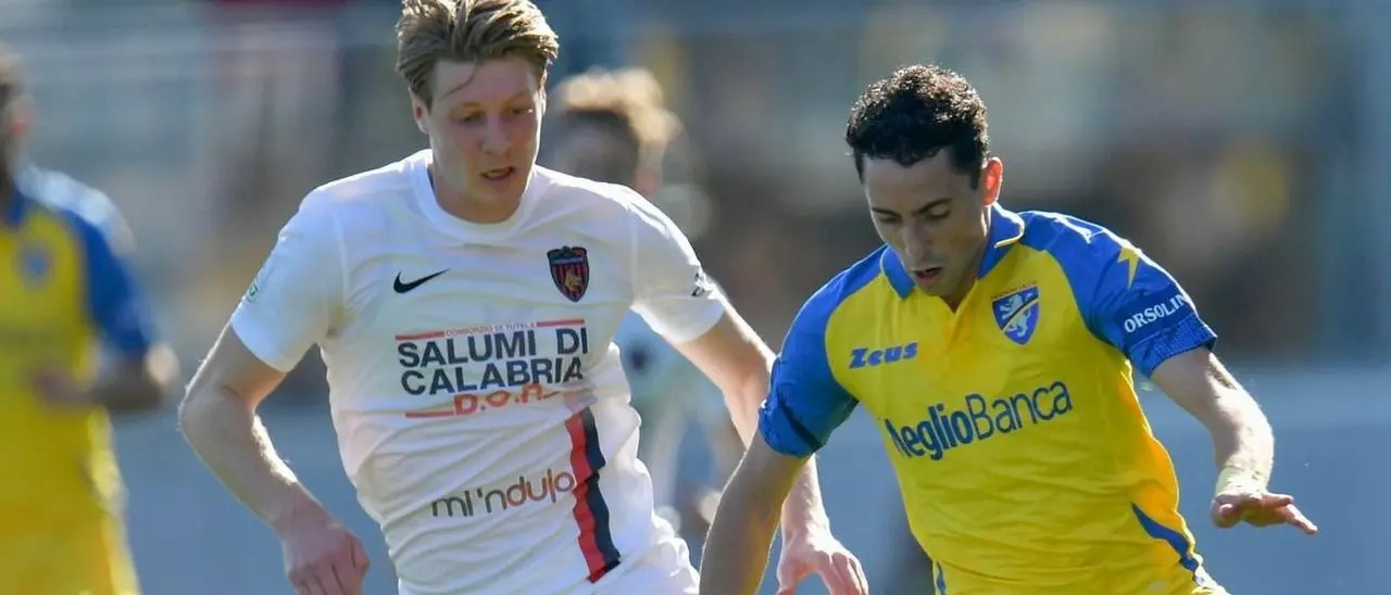 Serie B, il Cosenza batte la capolista Frosinone all’ultimo secondo con un gol di Brescianini