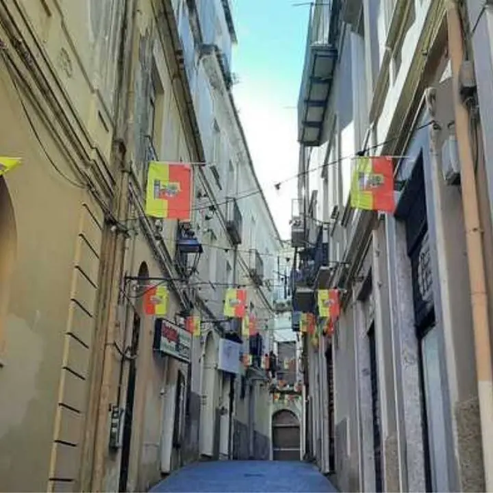Catanzaro prepara la festa per la Serie B ma senza bevande in vetro: scatta l’ordinanza del Comune