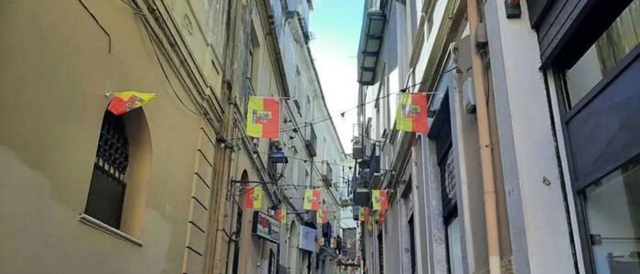 Catanzaro prepara la festa per la Serie B ma senza bevande in vetro: scatta l’ordinanza del Comune