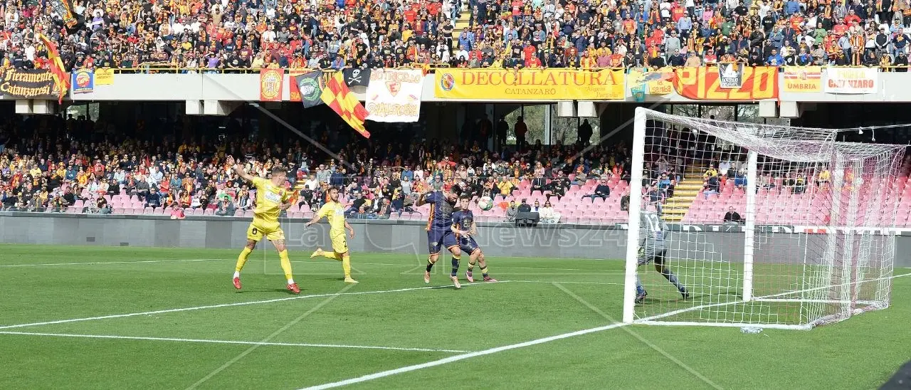 Il Catanzaro vola in Serie B, battuta la Gelbison a Salerno: finisce 0-2 per i giallorossi