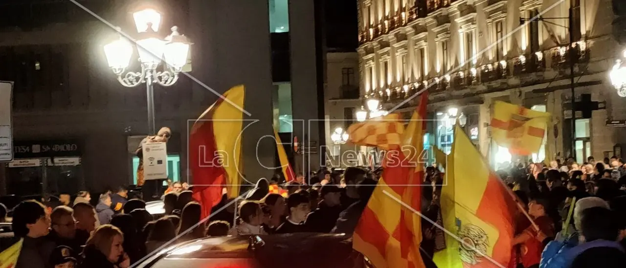 Catanzaro in Serie B, la festa continua al Ceravolo con l’arrivo della squadra in città - VIDEO