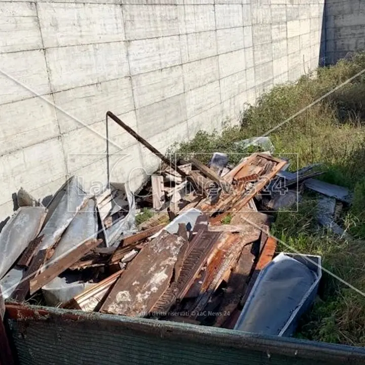 Bare aperte, insetti e odore di morte. Indigna lo scempio nel cimitero di Praia: «Sembrava un film horror»