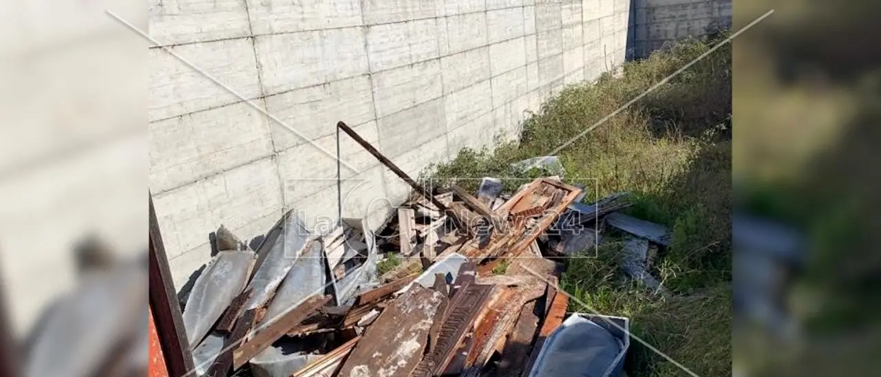 Bare aperte, insetti e odore di morte. Indigna lo scempio nel cimitero di Praia: «Sembrava un film horror»